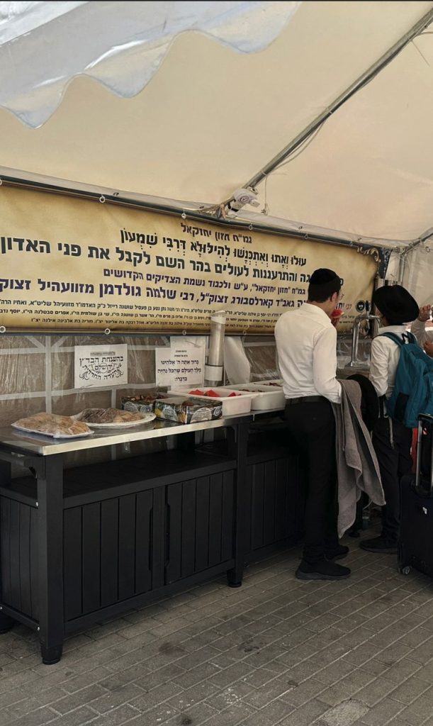 עמדת-חסד-שתיה ומזון לעוברים ושבים ברחוב-עמותת-צדיק-חונן-ונותן